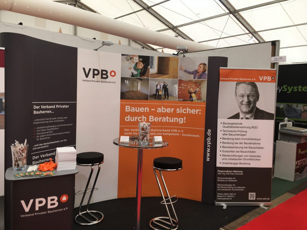 Beratungsstand des Verbands Privater Bauherren (VPB) auf einer Baumesse – unabhängige Beratung für Bauherren